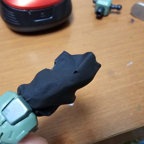 指サックを切ってザク用の防塵カバーを作りました。いい感じ。次は足の関節でやります。（5枚目）