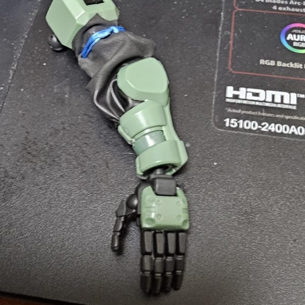 指サックを切ってザク用の防塵カバーを作りました。いい感じ。次は足の関節でやります。（6枚目）