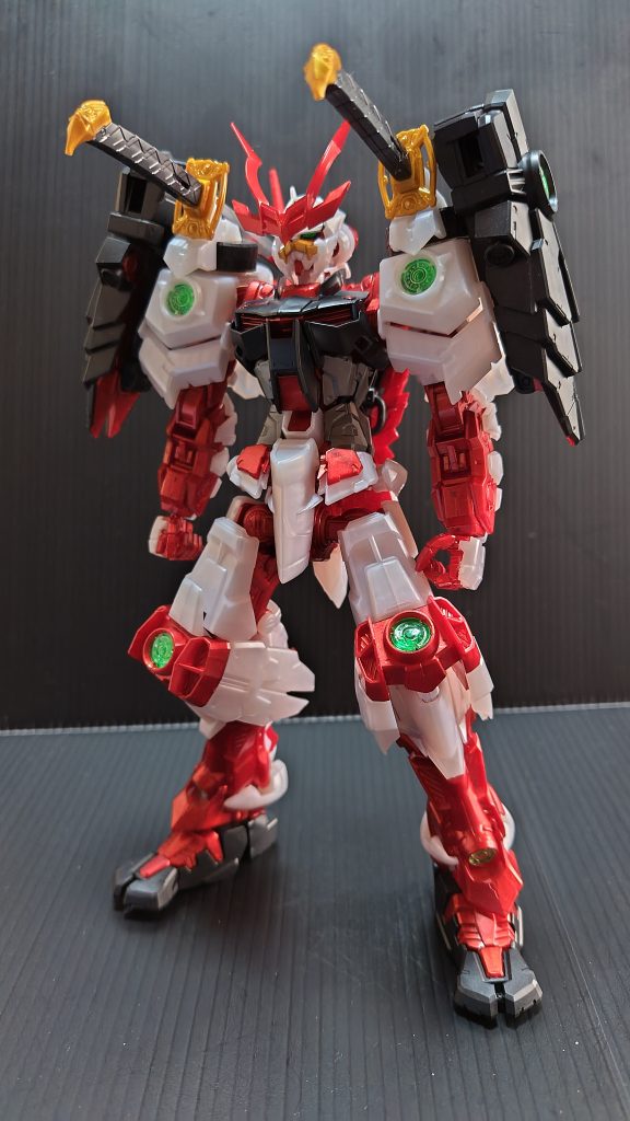 元々、アニメ版の戦国アストレイはメタリックっぽかったので、渋めのメタリックレッドが似合っています(*^^*)