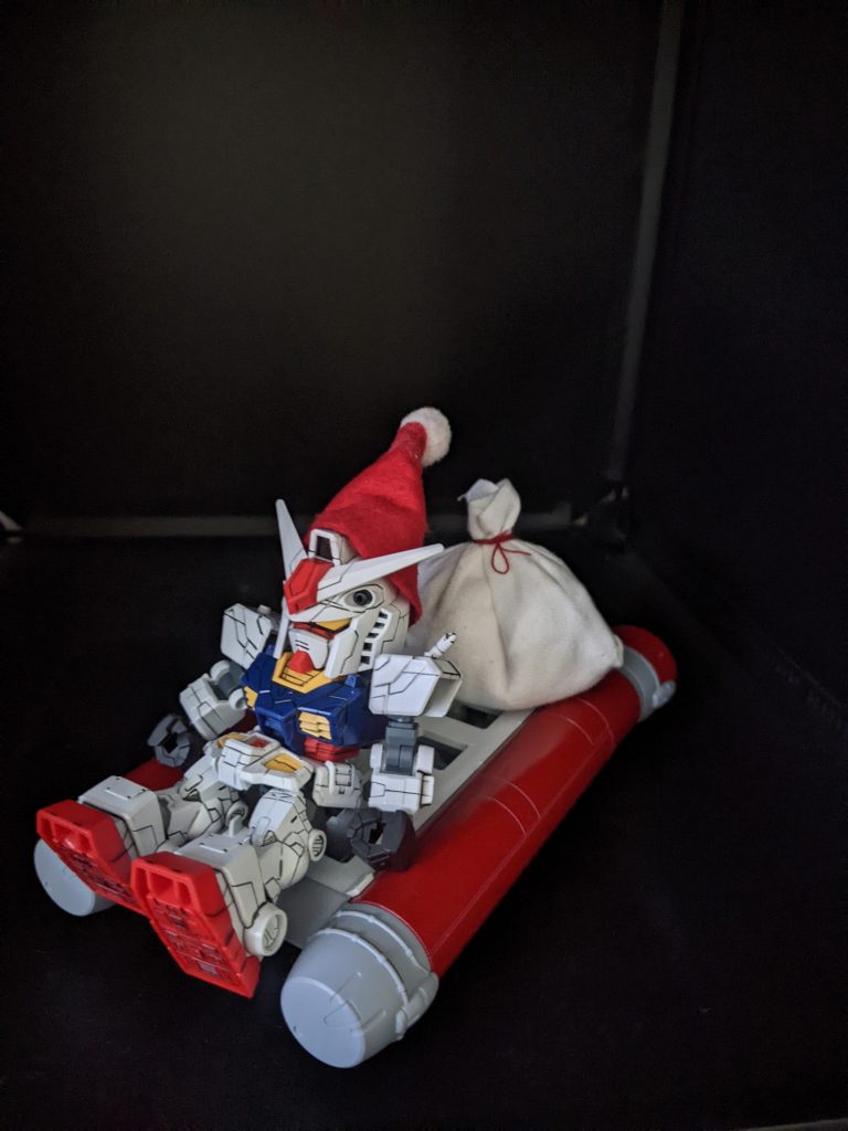 本体は「SDクロスシルエット RX-78F00 ガンダム」にサンタ帽とプレゼント袋を取り付けました。