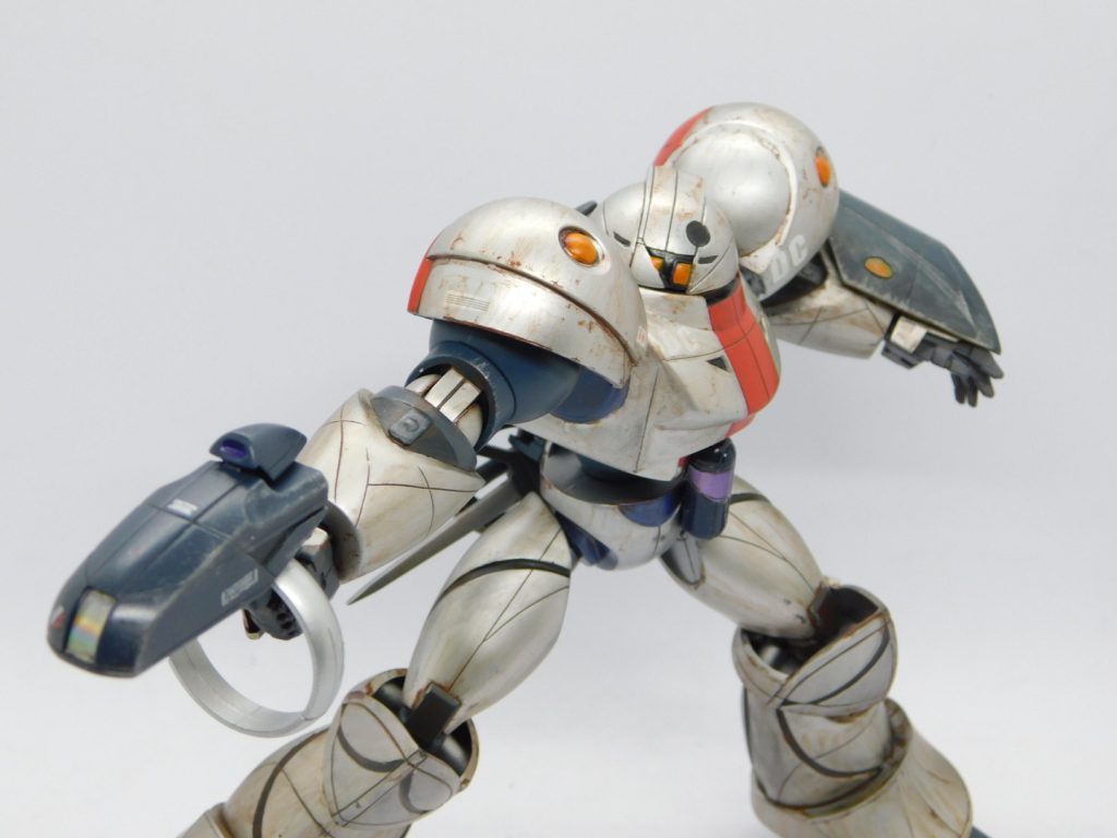 ビームガンを構えるシルバースモーッ‼️😼