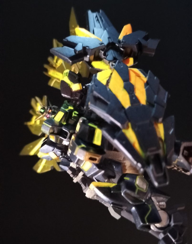 11) 【ウラバナシ】おかしのまちおかで在庫処分半額セールのワゴンに入っていたモビリティジョイントの武器セットを、妻が買ってきてくれたのが2年前。ランゲブルーノ砲やバックパックなどいろいろ使えそうなパーツがいっぱい。その中に入ってたバンシィの装備。特徴的すぎてほかのものに転用するアイデアが浮かばず放置。&nbsp;