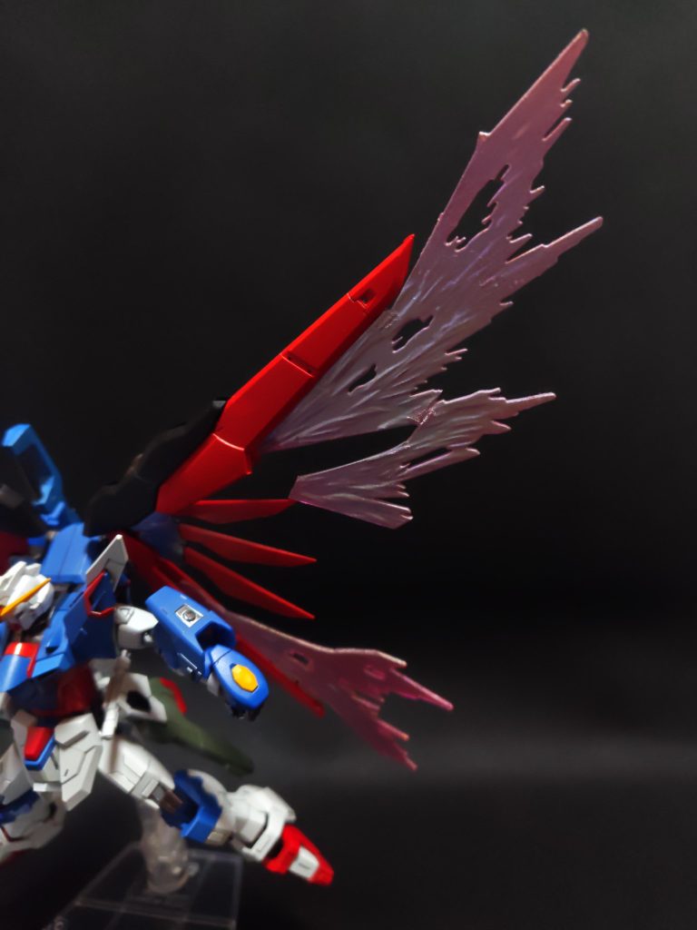 デスティニーガンダムの特徴でもある光の翼をストライクフリーダムガンダムのものに似せて作りました。HGデスティニーガンダムのを加工しました。&nbsp;