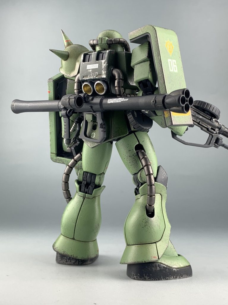 塗装は薄い緑は水性塗料をスポンジで、濃い緑はガンダムマーカーを使っています。基本塗装後にウェザリングしています。