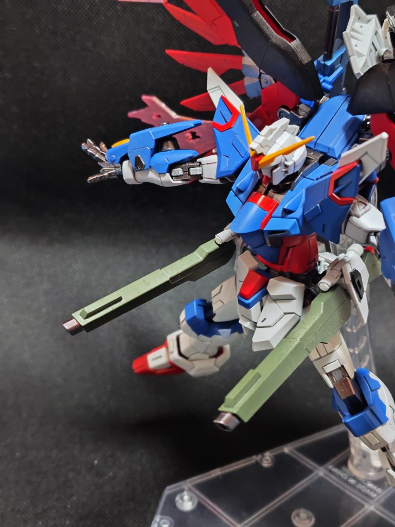 高エネルギー長射程ビーム砲を小型した設定です。２本装備させ火力を上げました。