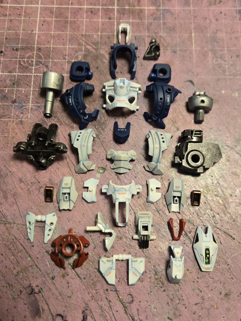 バラバラの段階でデカール貼ったり仕上げコートしたりしています。