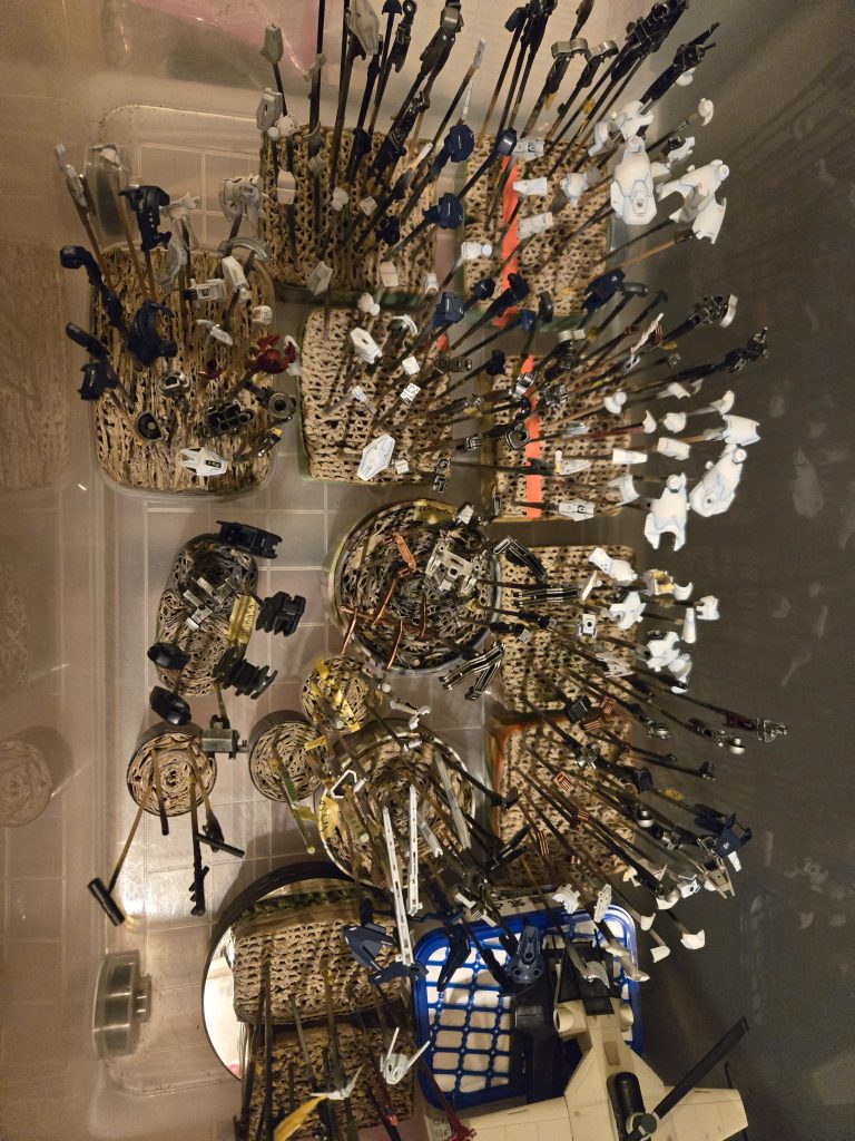 2つのHGのパーツを9割がた使っているのとパーツ分割などもしているので、パーツ数は300近くになってしまいました。&nbsp;