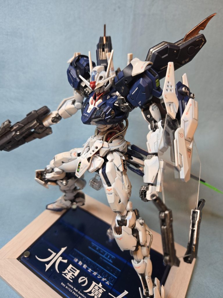 手、足、胴体をミキシングしながら延長。肩もミキシングして大型化。シールドはクリア板使ってオリジナル表現しました。