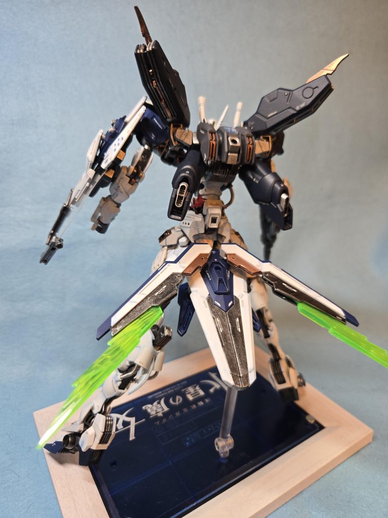 エスカッシャンを使って大きなお尻のアーマーも取り付けて全体バランスを取りました