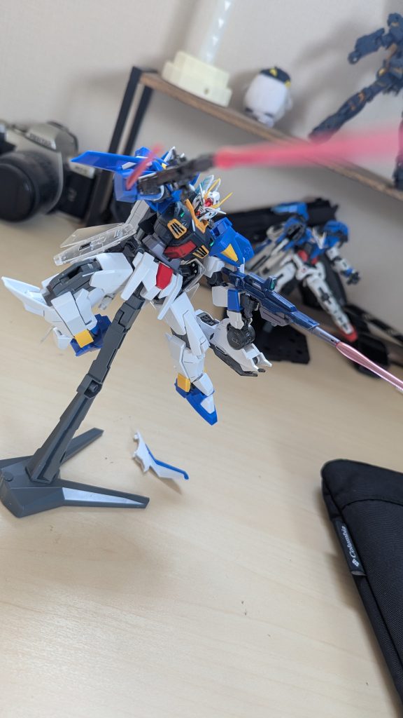 GN-000RⅢAGMV-178+GNR-0【N】QuntMアストラル・シルエットライザーシルエットライザーとエンゲージした形態。この形態ではダブルオーライザーのようにツインドライヴシステムなどを搭載していない、今までと同じ第三世代にチューンしたOガンダム参式の対面制圧力と機動力を底上げするというコンセプトが存在している。（一撃離脱とかそんなイメージ）武装（追加されたもののみ）GNロングビームライフル/GNビームマグナム※カートリッジの有無で形態が変わるGNシルエット（GNソードⅡ×2）普段はスタビライザーとして機能するが、展開時はかなりの大きさを誇り、基部からソードの部分にかけてGN粒子を放出し、トランザム時は翼のようになることから「GN光の翼」等と揶揄される。写真はフルバーストなのだが、通常時ではGNロングビームライフルモードのみしか撃つことは出来ない。GNビームマグナムの出力は一発で一分間に生成できるGN粒子の2倍の為、コンデンサ（カートリッジ）にチャージする時間がかなりかかる。