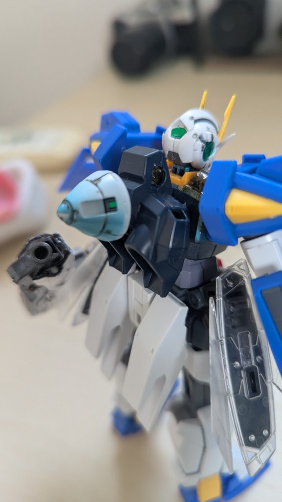 背中には粒子制御効率を高める為、露出させた太陽炉（オリジナル）を搭載太陽炉も凄く部品の少ないなかで完成させた為、頭部と同じく所々黒い部分（使った部品が削れてる）がある。イアン親子涙目