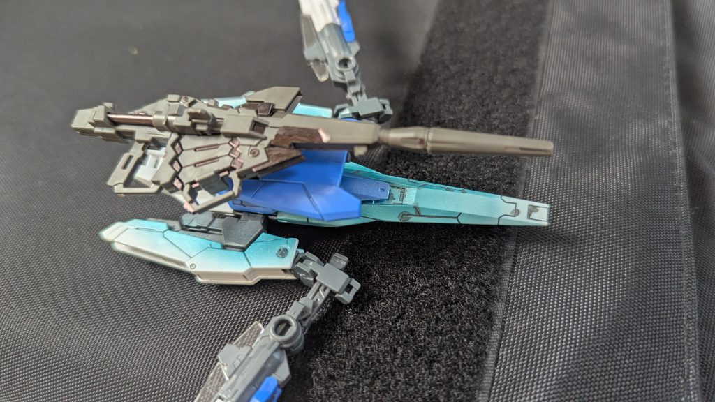 追加武装GNR-0【N】QuntM　シルエットライザーバーストモード+トランザムでは粒子が破壊されると言うデメリットを改善できなかったが、その特徴をメリットに持っていくという案により、開発されたサポートユニット。装着時のシルエットはクアンタムバースト時のクアンタを思わせる。（裏話）運用することのなくなったGNソードⅡをウィング兼GNフィールド制御ユニットとして装備させ、上部には新武装のGNビームマグナムを装着。基部等は既存のオーライザーのバインダーユニットから流用し、マニュピレーターらしき部分はザンライザーのデータを流用して新たに作られている（自律飛行不可なので遠隔操作が必要）自律飛行不可なのは、この時代はELS戦後の為、パイロット（ハロも含む）は一層貴重だった。その為機体よりもパイロットの死亡を防ぐ事を優先した結果、このようなユニットとなった。そのためか、ハロ等のサポートは乗せておらず、コックピットは存在しない。スペースが空いたのでGNドライヴ［T］をグラハム・エーカーの案で搭載した。（内部に）