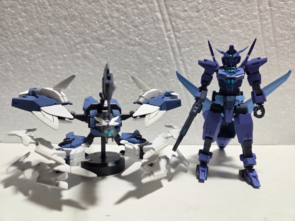 コアガンダムⅡ+とプルートアーマーです。アーマーは明るめの青、本体は紫でバランスを取ってみました。全部青にすると変化があまりなく、白はメイン色にしたくなかったのでメイMS形態のマスクから紫を取りました。元々濃いめの紫なのでイメージが容易でした。