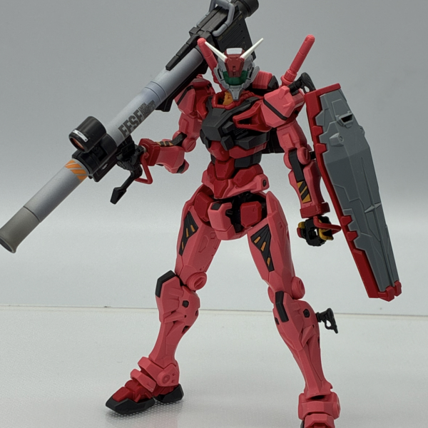 多くの先人と同様に、赤いガンダムと軽キャノン頭のミキシングです。バズーカはオリジンガンダム、ブレードアンテナは組立体験会版から拝借。手のフレームは灰色なのですが、アクセントが欲しくて、黄色にしました。いよいよ役者が揃ったので、紅白に向けて撮影ラッシュ開始です😃（2枚目）