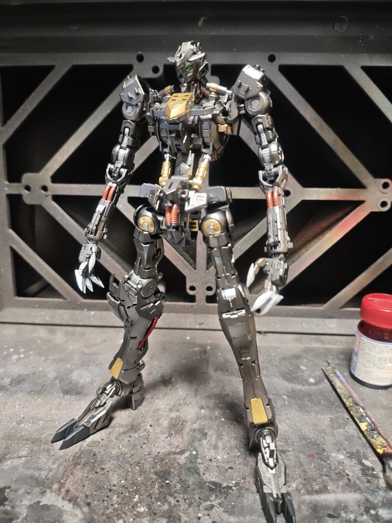 ガンダムフレームは主にフレームメタリック、シルバー、ゴールド、メタリックレッド2種で塗り分けております。