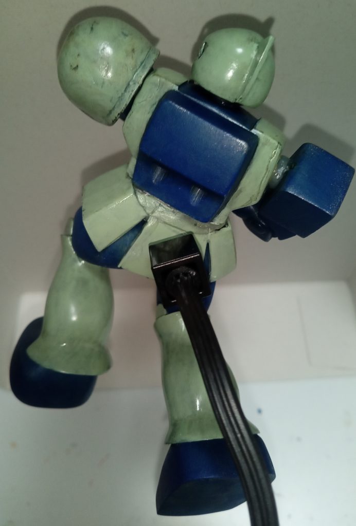 後ろはどうせ見えないからと手抜きです(zaku-kao4)もう途中で力尽きてパテをならしてすらないです。見えなければどうということはないの精神です。