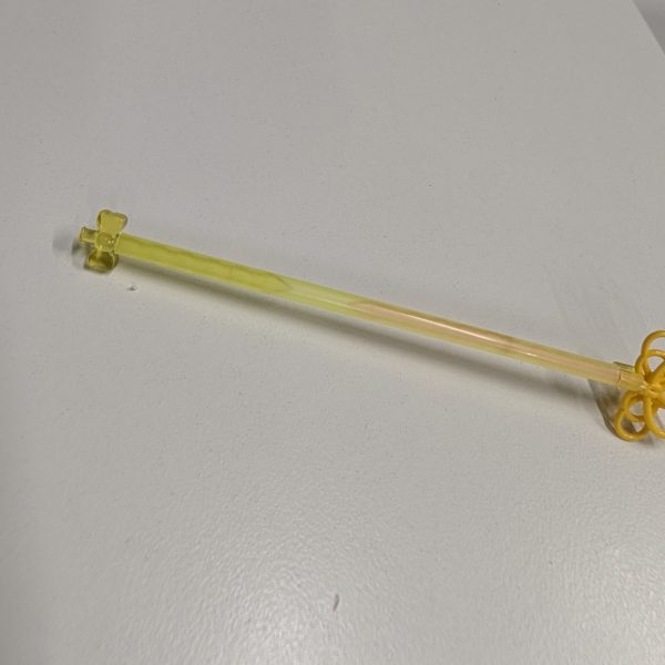 錫杖の作成です、まずストローをこんな感じでカット、そしてピックをなんやかんやして完成です。次回はなんか首周りのビロビロを作ります。（2枚目）