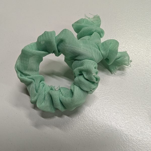 首周りビラビラの作成、よくよく本物みたら思ったより黄色い感じだったけどどうせクソみたいな作例なのでこのまま強行突破します。なんかよくわからん熊のシュシュが材料、熊を引きちぎったらシュシュ内部にアルミ線を通して適当に接着したら完成です。次回は色塗りです。（2枚目）