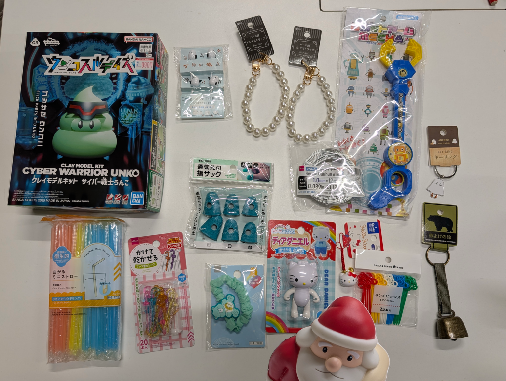 そんな訳で茶番は終了⋯HGマンダラがGET出来ず涙で枕を濡らしたお前らの為に100均で手に入る材料だけでマンダラガンダムを⋯フルスクラッチしていくよ♪ 材料は以下の通り!・ウ◯コ・シマエナガピック・パール調バンドストラップ×2・アルミ針金・ロボットアーム・曲がるミニストロー・フック型ピックス・指サック・熊のシュシュ・ダニエル・ローレンツ曹長・キティちゃんのストラップ・ランチピックス・メジェドのキーホルダー・熊鈴以上!!え?ウ◯コは100円じゃない?900円?冗談じゃありません!発売日時点で投げ売り、場所によっては30円です!あんなの実質100円以下です!偉い人にはそれがわからんのです!!