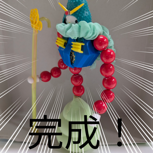 腰部分の玉にピックの先端を取り付けます、これで紙粘土製のウ◯コに突き刺したら完成です。この他にウ◯コ曼荼羅とかミニジェネリックマンダラガンダムとか作ろうかとも思いましたが発狂しかねないため断念しました。（2枚目）