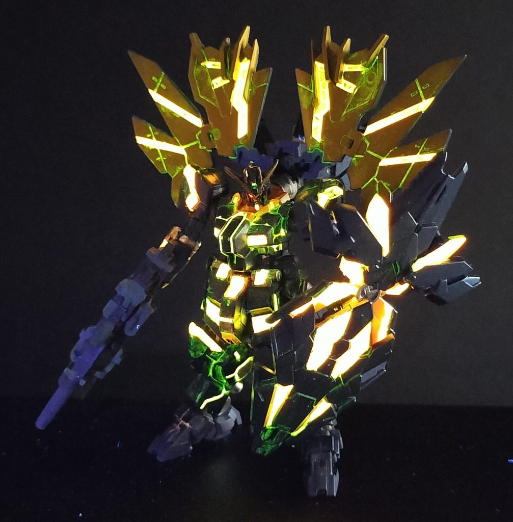 14) サイコ・プローブ部の塗装はエナメルの蛍光レッドと蛍光イエローを混ぜてオレンジにして筆塗り。はみ出しをエナメル薄め液めん棒でふき取り、ブラックライトあててみたら、あら、いい雰囲気じゃん？