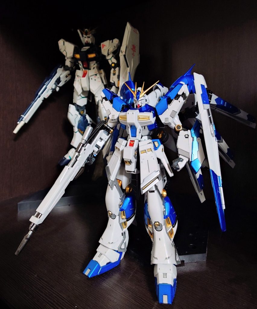 この機体は事前にどう塗るか入念に考えてから制作に取り掛かりました。シルバー、黒鉄、ガンメタ、メタリックブルーでスプレーして、細かい部分はホワイトゴールド、イエローゴールド、ガンメタ、シルバーでマーカー塗り。&nbsp;お気に入りは、ガンダム顔にしたところと腰部のＶマーク周辺も定番カラーにしたところ。これでなんかアムロの機体らしくなりました。