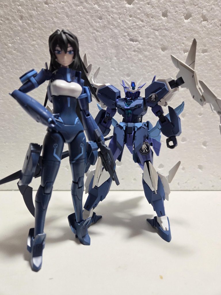 プルタインガンダムです。クリアパーツ以外はつや消しを吹いています。どっしりとした印象は強くなったのですが一緒に並べると同じ塗料使ったのに色が違くみえてしまったのが反省点です。カラーリングが良かっただけに残念でした。半光沢当たりがちょうど良かったかも…以下ポージングです。