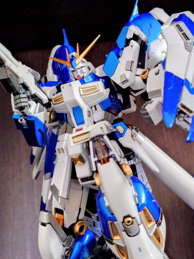 お気に入りは、ガンダム顔っぽく色付けしたところと腰部のVマーク周辺も定番カラーにしたところ。これでなんかアムロの機体らしさが増した気がしますが如何?