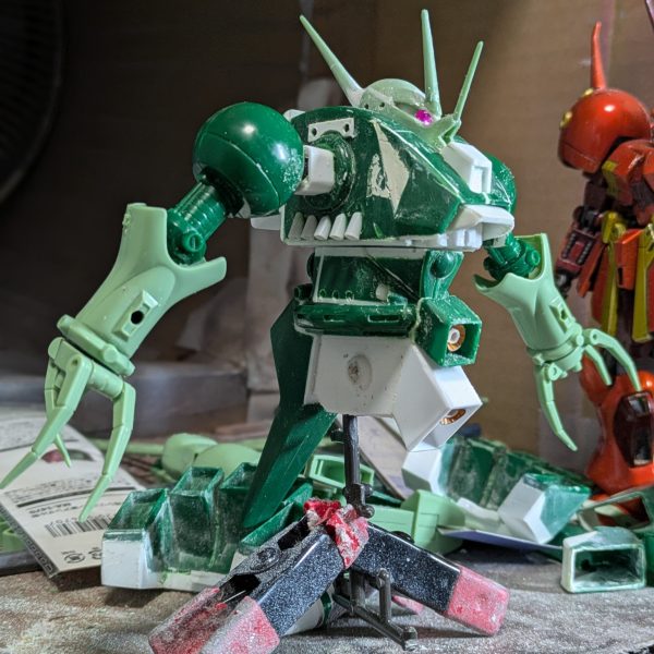 なかなか作業時間が取れずお待たせしております。胴体が形になってきたので投稿します。バックパックは、キットは設定と全く違ったので、ノズルパーツから自作して内部から出ているようにし、少し上にずれるように付けました。腰は、フロントのバーニアの角度が違ったので、下半分を自作して、下面にバーニアとスタンド用のポリキャップを仕込みました。腹は上部で回転、下面にボールジョイント可動を仕込んでいます。頭部のサイドアンテナは、ケーブルが設定と違ったので、代替パーツを検討するため外してありますか、モノアイは5ミリのジュエルシールを付けたので、表情が出たと思います。まだ手足が手つかずなので、これから腕の改造に進もうと思います。今回写真はありませんが、足がこのキット最大の難所かも知れません。それではご覧頂きありがとうございました。また切りの良いところまで完成したら投稿させていただきます。 (2枚目)