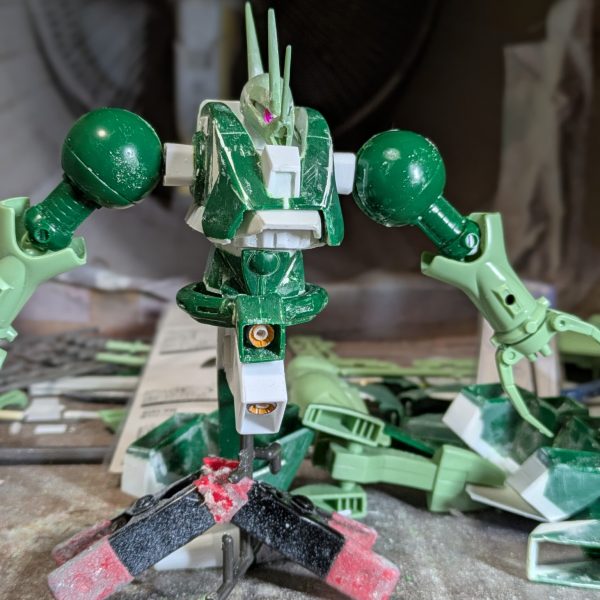 なかなか作業時間が取れずお待たせしております。胴体が形になってきたので投稿します。バックパックは、キットは設定と全く違ったので、ノズルパーツから自作して内部から出ているようにし、少し上にずれるように付けました。腰は、フロントのバーニアの角度が違ったので、下半分を自作して、下面にバーニアとスタンド用のポリキャップを仕込みました。腹は上部で回転、下面にボールジョイント可動を仕込んでいます。頭部のサイドアンテナは、ケーブルが設定と違ったので、代替パーツを検討するため外してありますか、モノアイは5ミリのジュエルシールを付けたので、表情が出たと思います。まだ手足が手つかずなので、これから腕の改造に進もうと思います。今回写真はありませんが、足がこのキット最大の難所かも知れません。それではご覧頂きありがとうございました。また切りの良いところまで完成したら投稿させていただきます。 (3枚目)