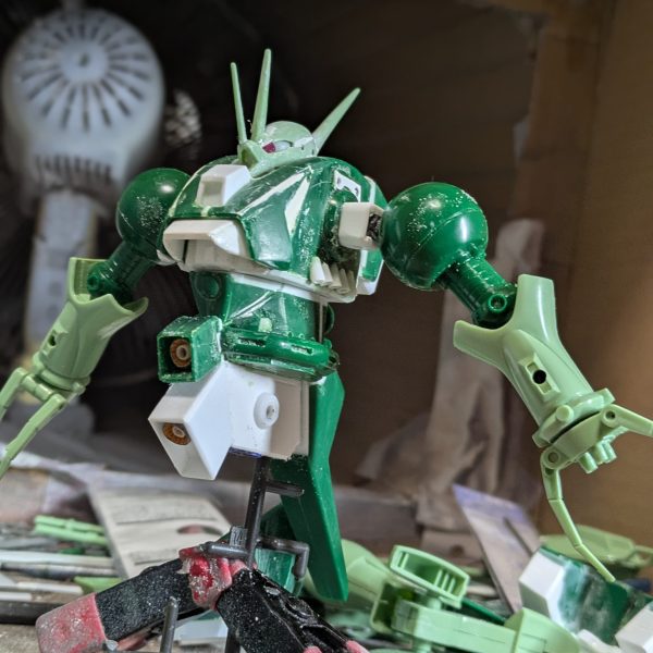 なかなか作業時間が取れずお待たせしております。胴体が形になってきたので投稿します。バックパックは、キットは設定と全く違ったので、ノズルパーツから自作して内部から出ているようにし、少し上にずれるように付けました。腰は、フロントのバーニアの角度が違ったので、下半分を自作して、下面にバーニアとスタンド用のポリキャップを仕込みました。腹は上部で回転、下面にボールジョイント可動を仕込んでいます。頭部のサイドアンテナは、ケーブルが設定と違ったので、代替パーツを検討するため外してありますか、モノアイは5ミリのジュエルシールを付けたので、表情が出たと思います。まだ手足が手つかずなので、これから腕の改造に進もうと思います。今回写真はありませんが、足がこのキット最大の難所かも知れません。それではご覧頂きありがとうございました。また切りの良いところまで完成したら投稿させていただきます。 (7枚目)