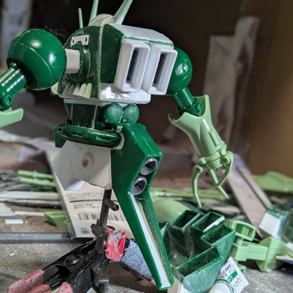 なかなか作業時間が取れずお待たせしております。胴体が形になってきたので投稿します。バックパックは、キットは設定と全く違ったので、ノズルパーツから自作して内部から出ているようにし、少し上にずれるように付けました。腰は、フロントのバーニアの角度が違ったので、下半分を自作して、下面にバーニアとスタンド用のポリキャップを仕込みました。腹は上部で回転、下面にボールジョイント可動を仕込んでいます。頭部のサイドアンテナは、ケーブルが設定と違ったので、代替パーツを検討するため外してありますか、モノアイは5ミリのジュエルシールを付けたので、表情が出たと思います。まだ手足が手つかずなので、これから腕の改造に進もうと思います。今回写真はありませんが、足がこのキット最大の難所かも知れません。それではご覧頂きありがとうございました。また切りの良いところまで完成したら投稿させていただきます。 (4枚目)