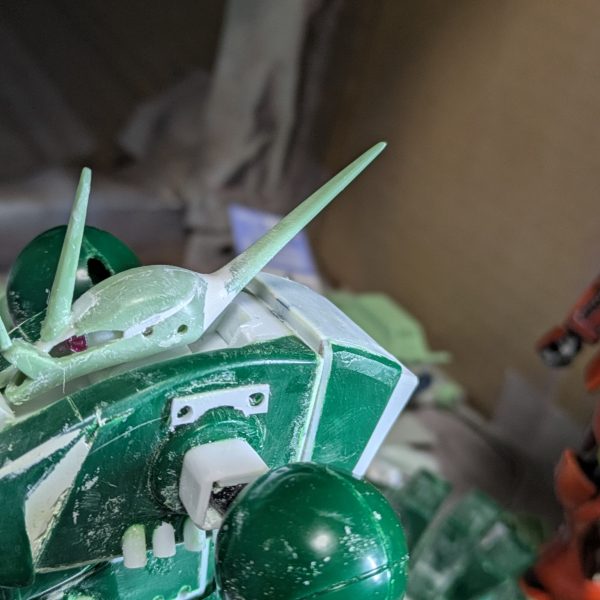 なかなか作業時間が取れずお待たせしております。胴体が形になってきたので投稿します。バックパックは、キットは設定と全く違ったので、ノズルパーツから自作して内部から出ているようにし、少し上にずれるように付けました。腰は、フロントのバーニアの角度が違ったので、下半分を自作して、下面にバーニアとスタンド用のポリキャップを仕込みました。腹は上部で回転、下面にボールジョイント可動を仕込んでいます。頭部のサイドアンテナは、ケーブルが設定と違ったので、代替パーツを検討するため外してありますか、モノアイは5ミリのジュエルシールを付けたので、表情が出たと思います。まだ手足が手つかずなので、これから腕の改造に進もうと思います。今回写真はありませんが、足がこのキット最大の難所かも知れません。それではご覧頂きありがとうございました。また切りの良いところまで完成したら投稿させていただきます。 (5枚目)