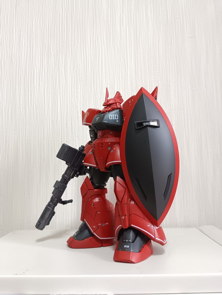 あれから、もう一度キットを入手して、成形色にスミ入れ、艶消しで今回は汚さずに仕上げてみました。肩の付け根を詰めて、腹部を少し延長してます。