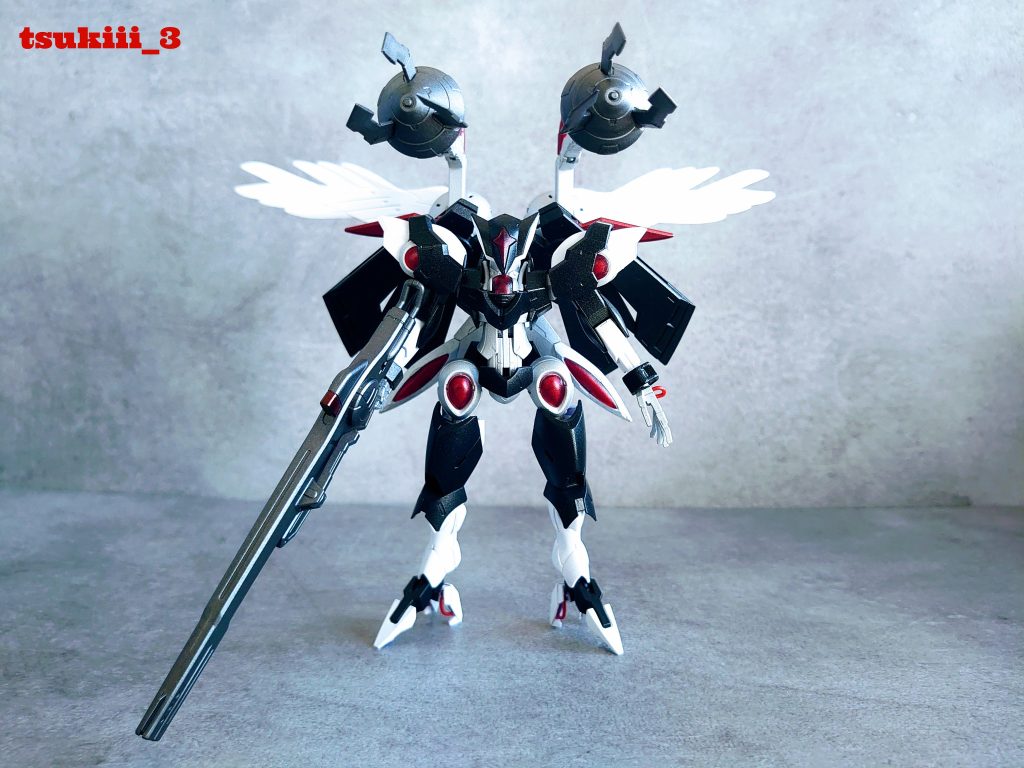 人の手で整備されていないものを目指したため、メンテナンス等のデカールは一切貼り付けず、カラーリングも三色のみに。また手の甲と足部に赤のパイプラインを追加。