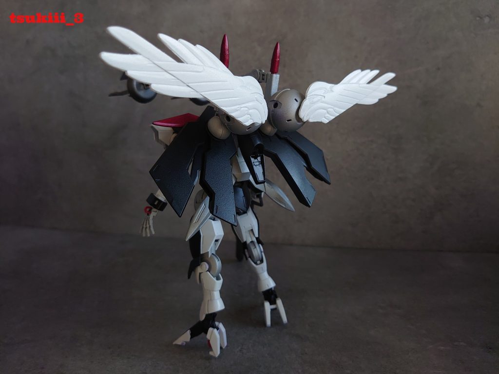 また、ガンダムダブルオーよりファング×2基装備。そしてウイングガンダムゼロよりセラフィムユニットを謎に装備。気味悪くしたかったので…。エヴァの使徒みたいになってしまった。