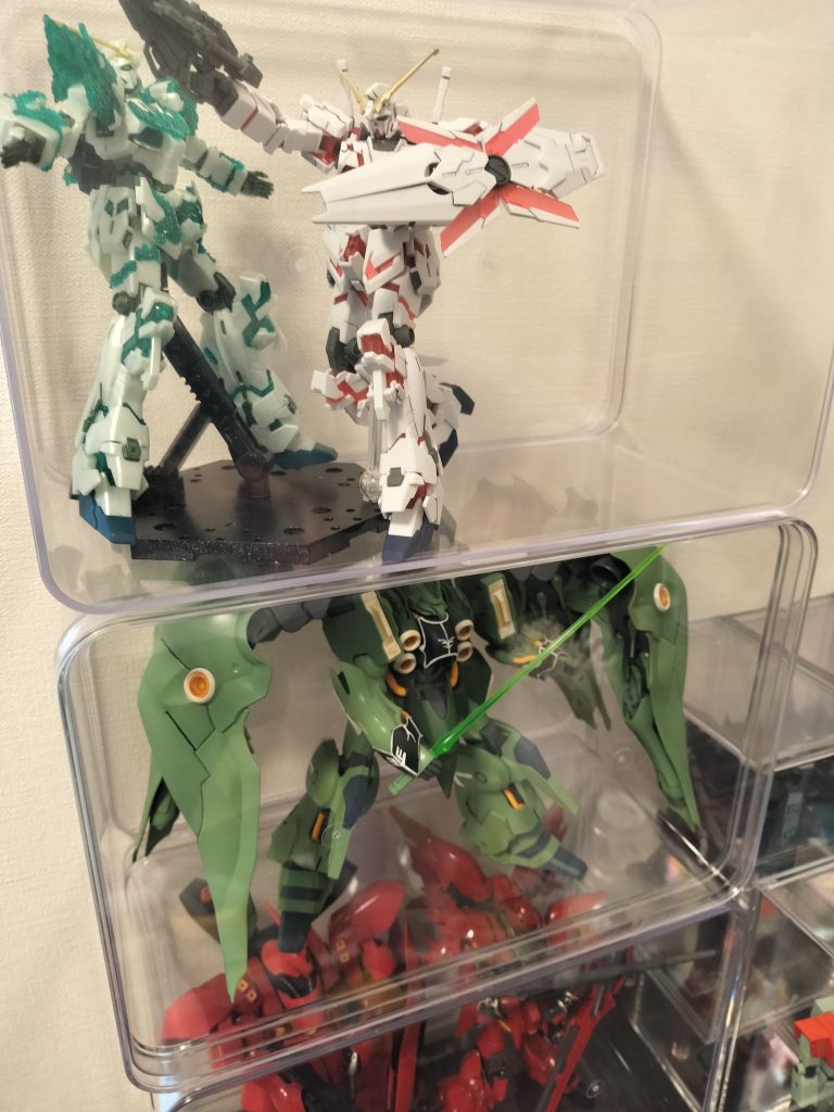 部屋が狭いので飾るのが大変ですが、クシャトリヤの上に鎮座しようと思います。バンシィを作って飾る場所も確保しつつ。一番下のシナンジュとサザビーもいい並びになってます〜