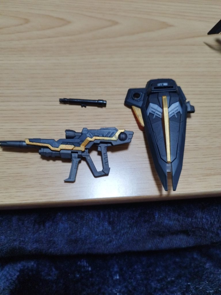 武器紹介ビームライフル盾ビームサーベル2本こちらも黒と金を主体に塗装しています!デカールは全然貼ってませんね