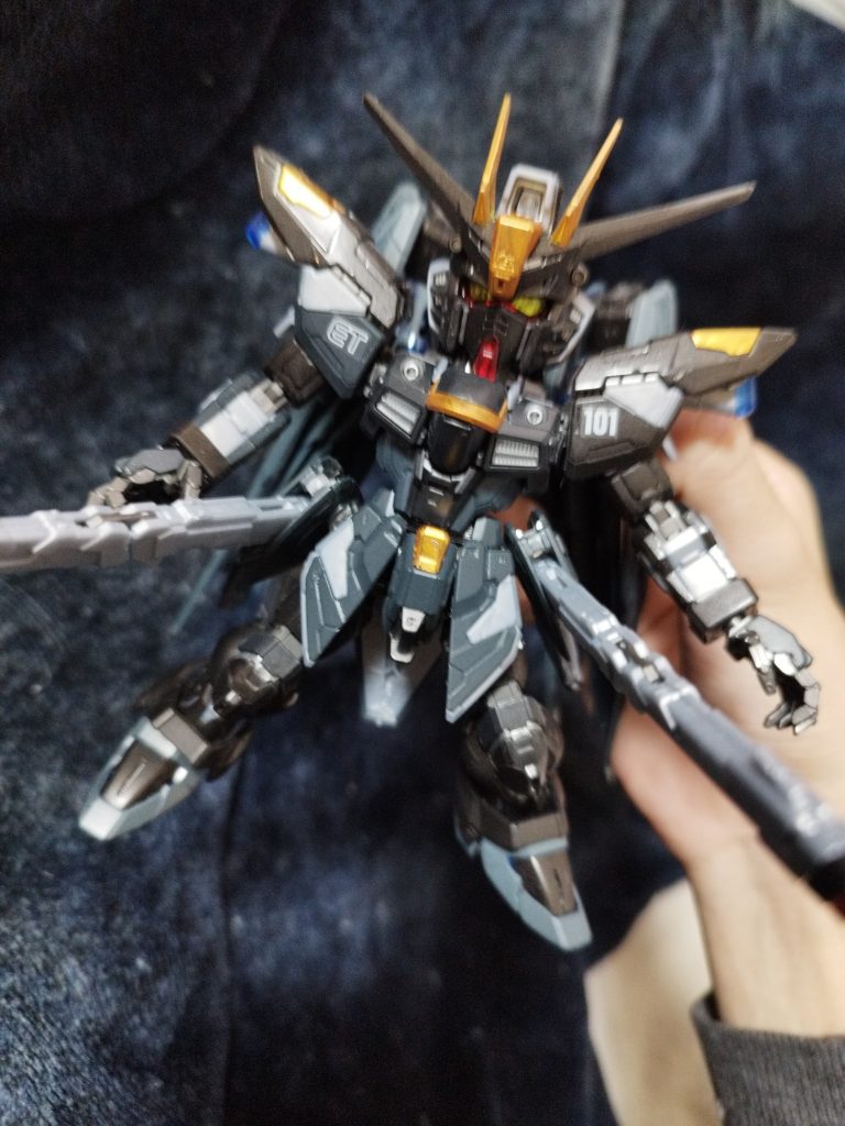 腰の砲も展開できてかなりいい感じのデカさになりますね。ですが動かして塗装の移りとか擦れが怖すぎて動かすのが慎重に