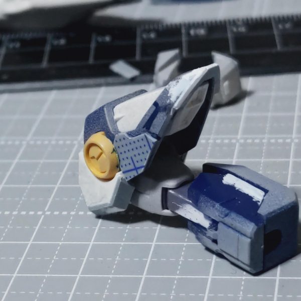 あけましておめでとうございます(激遅)今年初投稿ですウイングって、ライフリイモジャと並べたら仲間に見えませんか！？見えませんかそうですか、もしハイネが生きてたらライフリイモジャに並んでウイングにでも乗っていてほしいものです今年は2回の引越し&社会人、社会人の財力でEGウイング作ってます本当は年内に終わらせたかったんですが、これ以上は雑に作りたくないなーと思い、渋々制作途中のみ……&nbsp;楽に無理せず作れる作り方で、EGウイング発売の３連休で終わらせようと思ったら、あれもやりたい、これもやりたいと気付けば年末時間かけたいのか楽にサクッと作りたいのか、私の中ではハッキリしない中途半端な感じになっていますが、色なり工作のデザインは満足いっているのでちゃんと完成させたいところ多分年明けたら投稿します、良いお年を（2枚目）