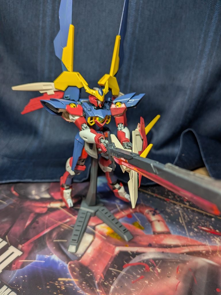 武装は専用バスターソード、ヘルシールド、ビームサーベルと比較的少ない。その分最終決戦機の中では一番軽量となっている。また羽を完全に開いた「ハイマットモード」に移行することが可能。ビームサーベルはサイドスカートにマウントされており、投げて使うことが多い。