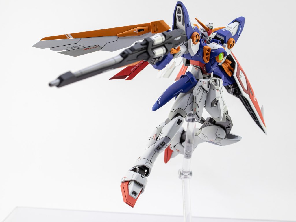 改造箇所は…頭部の分割変えたり、腹部延長＆角度変えたり、腰回りはアーマーを調整、脚幅調整や太もも、腕部延長、膝アーマー形状変更etc…。