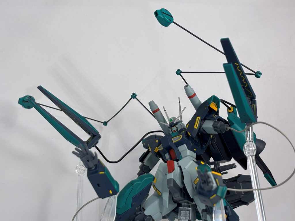 インコムタイプS/F小型で小回りと連射性能に優れたタイプSと大型で破壊力を重視したタイプFによる連携がコンセプト。ビームハンドはマニピュレーターの大型化に伴い大口径化しておりベース機よりも威力が高い。…まぁメタな事情を言えば元のハンドパーツ無くしたのとハイパービームサーベル用の持ち手とサイズが合わなかったので新規に作らざるを得なかったわけだが。