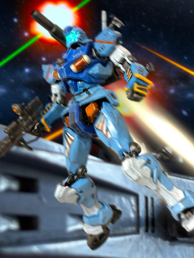 『キョウ・ミヤギ、行きます！』　涼やかで明瞭な声と共に、青い機体が宇宙に滑り出していく。（お前も、アイツも、互いを知るはずがないのだがな。）　先行するミヤギ機のノズル光を見ながら、イギーは胸の中で、ここにはいない友に語り掛ける。（アイツは、キョウ・ミヤギは大丈夫だよ……だが、魂だけでもアイツを、守ってやってくれよ——ヘント、我が友よーー。）　縁もゆかりもあるはずのない、部下と、今は亡き友と——なぜ、そんなことを思ったのかは、イギー・ドレイク自身にも分からなかった——。　その日、２度目の出撃でキョウ・ミヤギは敵MSを７機撃墜。そのうちの１機は、連邦から