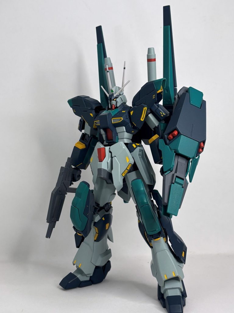 正面。インコム積んでるから量産型νっぽく…と思ったがパッとしなかったので中央に赤を入れてリ・ガズィっぽく。頭部も最初はHiνそのままだったけど途中でなんか違う…とか思い始めてシルヴァ・バトレのアンテナ移植してみた。