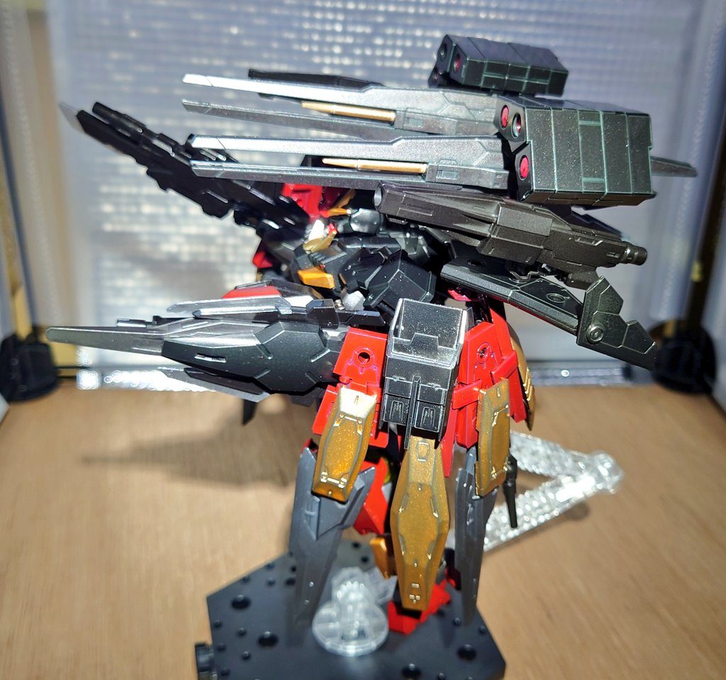 基本は高機動形態(ハイマニューバモード)ですが拠点防衛等に適した防御形態(クロークモード)にもなれます。