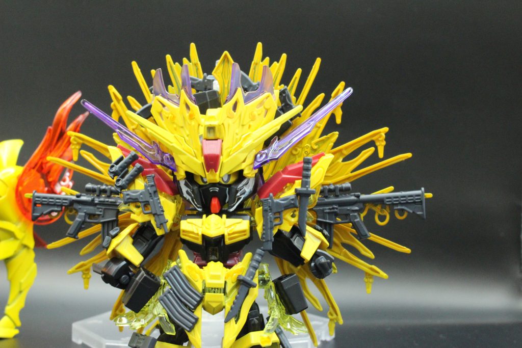 数多くの武器を身にまとっているが、普段はフェイズシフト装甲技術で武器を見えにくく光学迷彩している。物腰の柔らかい青年なので、彼が凄腕の殺し屋だということは誰にも気づかせることはない。