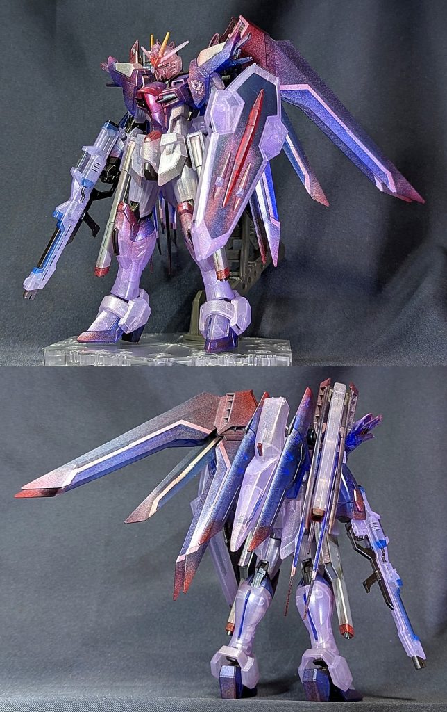 塗装はクリアキットにいつもしている足りない部分の塗装をした後、全体にガンマカトランザムホロを薄くかけ、機体の先端に当たる箇所に少し濃いめにトランザムホロをかけた後にクリアレッドを色がはっきり残るように吹いてます。特にコクピット周りは濃厚にし、ツインアイの色も赤に変えました完成した後、「トランザム状態っぽさもあるなあ」と思いました完成は数か月前で撮影せずに放置していたらデカールが発売したので、左肩のコンパスマークをだけ貼り、その主義から外れている状態としてボロボロにしてます。切り裂きエドのようなオイル汚れもつけようとしましたが、失敗したら直しが大変そうだったのでやめました