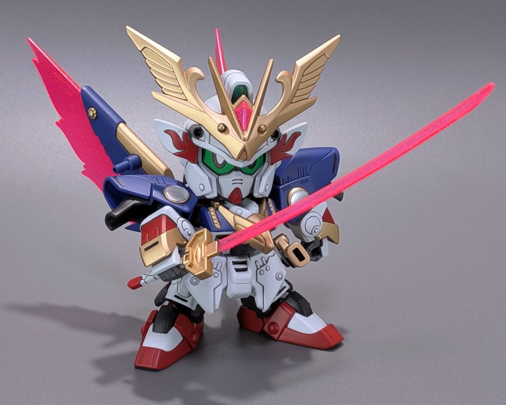 塗装は武者らしく渋めの色を調色してます。クリアーピンクのパーツはパールを吹いて質感を変えてます。