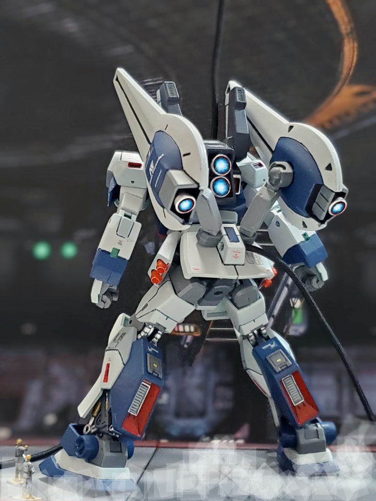 スミス海地中深くに存在するアナハイム社第3MS工房にて稼働テスト中のネモ試作高機動型❗主力量産型として申し分ない性能を誇るネモではあったが、戦場で目撃され始めたティターンズの次世代型可変MAに対抗すべく、機動性強化を目的として制作された試作型…😎✨搭乗パイロットには、連邦軍を離れエゥーゴに参加したユウ・カジマ大尉が決定🙌✨彼はかつて、アースノイドと高いパイロットセンスでティターンズに抜擢されるが、サイド1『30バンチ事件』で命令を不服とし戦線離脱💦命令違反により左遷❕ティターンズから除名された経緯を持つ😔その後、ブレックス准将の誘いによりエゥーゴに身を置くこととなったのである😊🎶